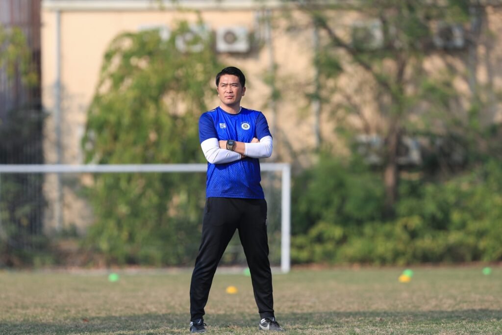HLV Daiki Iwamasa thừa nhận vì khó đến châu Âu nên ông chuyển sang thử sức ở V-League. Ảnh: Hà Nội FC.