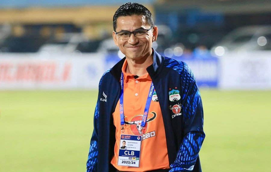 HLV Kiatisuk Senamuang: Tôi tự hào về đội cầu thủ của mình